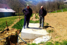 Хајдуковић и Булатовић поред шахте и канала
