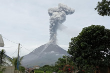 &lt;p&gt;Вулкан Синабург, ерупција&lt;/p&gt;
