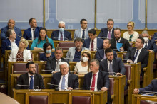 &lt;p&gt;Посланици ДПС-а у Скупштини кад се гласало за смјену министра Лепосавића&lt;/p&gt;

