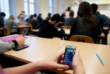 &lt;p&gt;У већини школа дозвољена употреба мобилних телефона на часу&lt;/p&gt;

