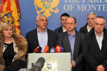 &lt;p&gt;Demokratski front u skupstini ceka hoce li se uhapsiti poslanici Andrija Mandic i Milan Knezevic&lt;/p&gt;
