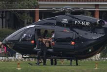 &lt;p&gt;Нејмар излази из свог хеликоптера&lt;/p&gt;
