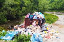 &lt;p&gt;Комунални отпад депонован између пута и ријеке Љубовиђе&lt;/p&gt;
