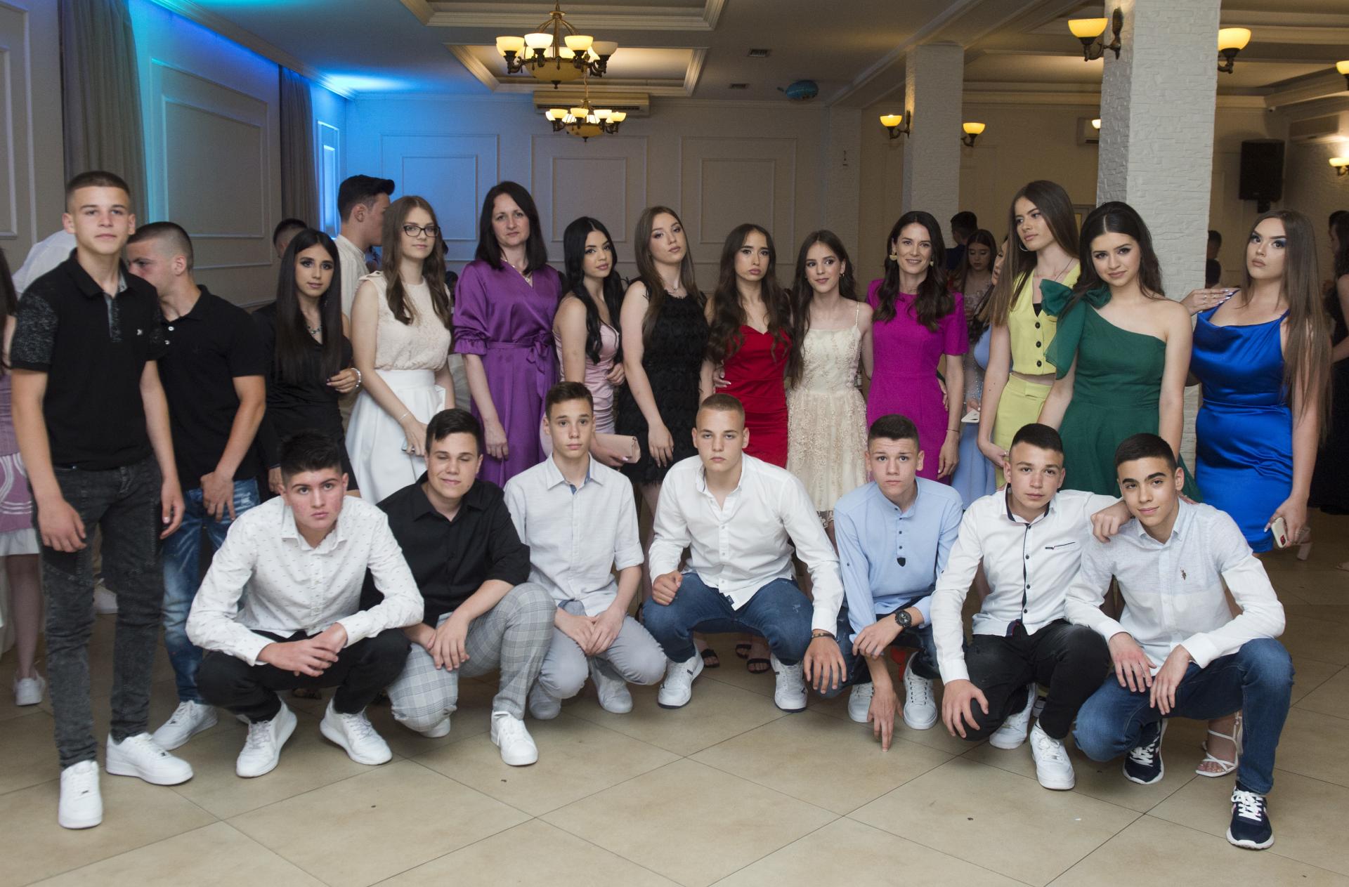 Gli studenti delle scuole primarie “Vladimir Nazor” festeggiano il diploma: tu sei la luce e la perla della scuola
