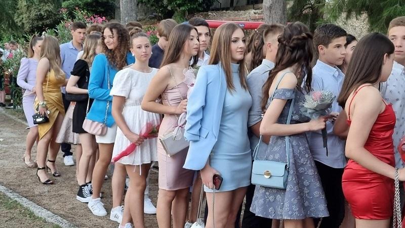 Lo studente della scuola elementare “Dašo Pavičić” di Herceg Novi festeggia la metà del diploma: Radici e ali non dimenticheranno