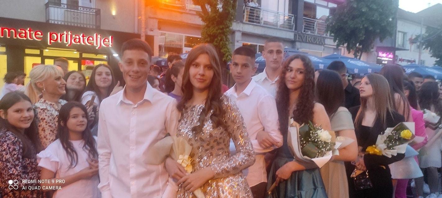 Gli studenti delle scuole elementari “Vuk Karadžić” di Berane festeggiano la laurea: Nella vita usi la verità e nella tua memoria, grazie