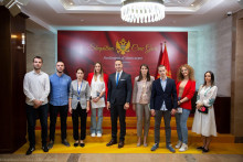 &lt;p&gt;Алексанадар Кларић са студентима Правног факултета&lt;/p&gt;
