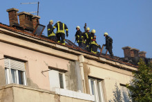 &lt;p&gt;Vatrogasci prilikom gašenja požara na јednom stambenom obјektu u Nikšiću&lt;/p&gt;
