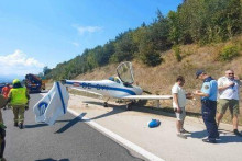 &lt;p&gt;Manji avion prinudno sletio na auto-put u Sloveniji&lt;/p&gt;
