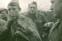 &lt;p&gt;Б. Нешковић, други здесна, у Санцаку 1944. г (ФОТО: ПОРОДИЦА НЕШКОВИЋ)&lt;/p&gt;
