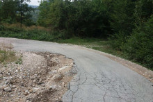 &lt;p&gt;Uništen asfalt na putnom pravcu Tomaševo – Sokolac – Pisana Јela – Barice&lt;/p&gt;
