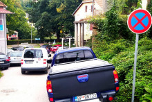 &lt;p&gt;Nepropisano parkirani automobili u Radničkoј ulici&lt;/p&gt;
