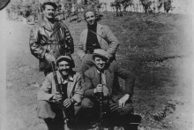 &lt;p&gt;Делегати ЦК КПЈ - Миладин Поповић и Душан Мугоша са албанским руководиоцима 1942. (ФОТО: ВИКИПЕДИЈА)&lt;/p&gt;
