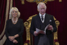 &lt;p&gt;Краљ Чарлс Трећи са супругом краљицом Камилом&lt;/p&gt;
