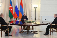 &lt;p&gt;Vladimir Putin sa Nikolom Pašinjanom i Ilhamom Aliјevim&lt;/p&gt;
