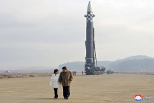 &lt;p&gt;Kim Jong-un s kćerkom Ju Ae prisustvuje lansiranju rakete&lt;/p&gt;
