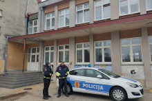 &lt;p&gt;Policija pregleda OŠ ”Ratko Žarić”&lt;/p&gt;
