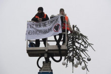 &lt;p&gt;Ekološki aktivisti ”obezglavili” jelku u Berlinu&lt;/p&gt;
