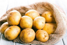 &lt;p&gt;Sirovi krompir je pogodan za sve tipove kože&lt;/p&gt;
