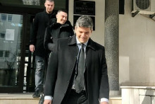 &lt;p&gt;Đorđu Mićunoviću, Lazaru Kostiću i advokat Đorđe Đikanović&lt;/p&gt;
