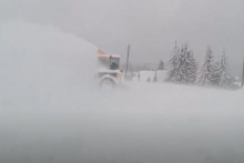 &lt;p&gt;Snijeg blokirao puteve kroz Srbiju&lt;/p&gt;
