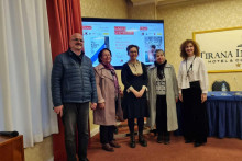 &lt;p&gt;Božović u društvu Marinele Ndria, direktorice Filmskog arhiva Albanije, sa predstavnicima crnogorske manjine u Albaniji danas u Tirani&lt;/p&gt;
