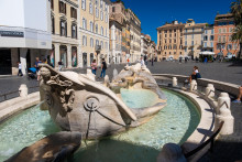 &lt;p&gt;Fontana u baroknom stilu u podnožju Španskih stepenica u Rimu&lt;/p&gt;
