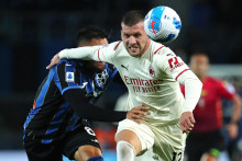&lt;p&gt;epa09504387 Atalanta&amp;#39;s Jose Palomino (L) and Milan?s Ante Rebic battle for the ball during the Italian Serie A soccer match between Atalanta BC and AC Milan at Gewiss Stadium in Bergamo, Italy, 03 October 2021. EPA-EFE/PAOLO MAGNI&lt;/p&gt;
