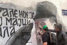 &lt;p&gt;Građani uklanjaju mural Ratka Mladića na Vračaru&lt;/p&gt;
