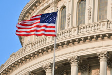 &lt;p&gt;Застава САД испред зграде Капитола у Вашингтону&lt;/p&gt;