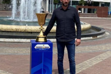 &lt;p&gt;Radović sa trofejom Mundobasketa&lt;/p&gt;