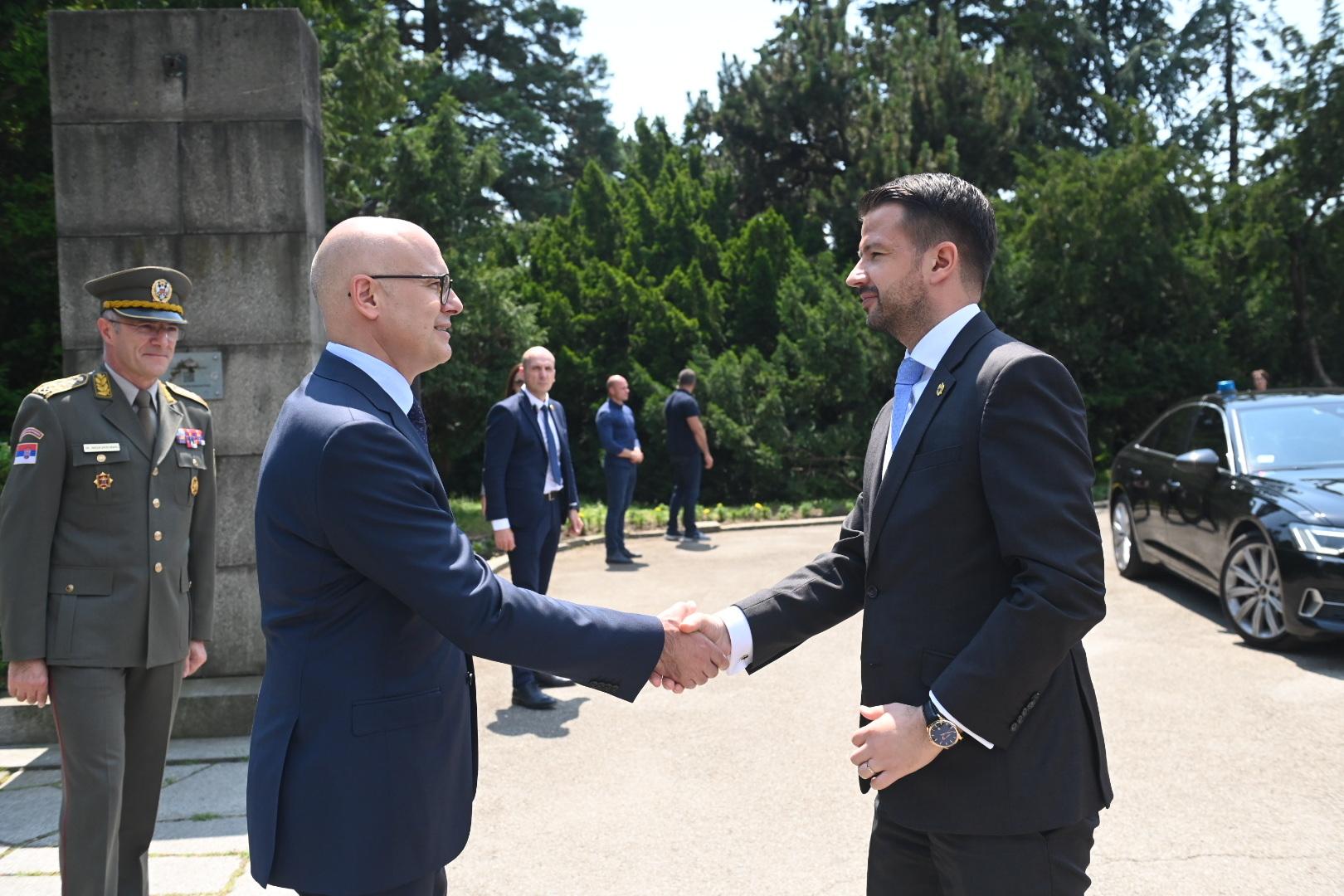 ДАН Milatović Položio Vijenac Na Spomenik Neznanom Junaku Na Avali