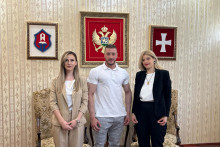 &lt;p&gt;Ana Novović i Aleksandra Dapčević sa Petrom Tatarom&lt;/p&gt;