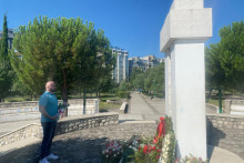 &lt;p&gt;Aleksandar Zeković kraj spomenika civilnim žrtvama na Pobrežju&lt;/p&gt;