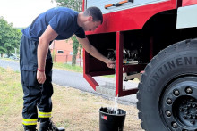 &lt;p&gt;Pripadnici Službe zaštite i spašavanja postavlju posude s vodom&lt;/p&gt;