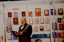 &lt;p&gt;Janko Brajković na štandu UNIREKSA na jednom od sajmova knjiga&lt;/p&gt;