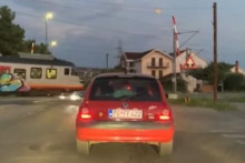 &lt;p&gt;Podignuta rampa u Zagoriču dok prolazi voz&lt;/p&gt;