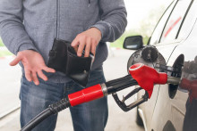 &lt;p&gt;Скупље гориво празни новчанике (фото: Shutterstock, Н1)&lt;/p&gt;