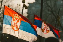 &lt;p&gt;FOTO: Stefan Kostić/Unsplash&lt;br&gt;
Zastava Srbije&lt;/p&gt;