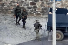 &lt;p&gt;NAPADAČI OKO MANASTIRA BANJSKA/ - FOTO: MREŽA X&lt;/p&gt;