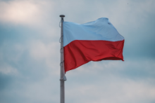 &lt;p&gt;FOTO: Unsplash - Nemesia Production&lt;br&gt;
Poljska, zastava&lt;/p&gt;
