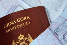 <p>Sa diplomatskim pasošem funkcioneri ne čekaјu na granicama</p>