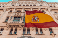 &lt;p&gt;FOTO: Unsplash - Daniel Prado&lt;br&gt;
Španija, zastava Španije&lt;/p&gt;