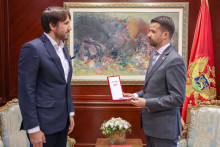 &lt;p&gt;Luki Vučkoviću predsjednik jakov Milatović uručuje medalju za hrabrost&lt;/p&gt;
