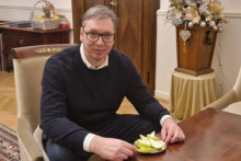 &lt;p&gt;Aleksandar Vučić jede jabuke dok policija razbija demonstrante&lt;/p&gt;