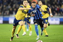 &lt;p&gt;BRUGGE, BELGIUM - FEBRUARY 10: Lynen Senne midfielder of Union St-Gilloise is fighting for the ball with Lang Noa forward of Club Brugge during the Jupiler Pro League match between Club Brugge and Union St-Gilloise at the Jan Breydel stadium on February 10, 2023 in Brugge, Belgium, 10/02/2023 (Photo by Nico Vereecken/Photo News&lt;/p&gt;