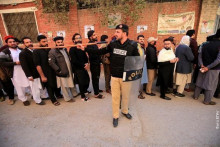 &lt;p&gt;Izbore u Pakistanu obezbjeđivali policija i vojska&lt;/p&gt;
