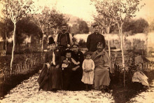 &lt;p&gt;Породична слика Карађорђевића настала на Цетињу након 8. септембра 1887. године&lt;/p&gt;
