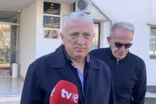 &lt;p&gt;Lazović i Piperović juče ispred suda u Ulcinju&lt;/p&gt;