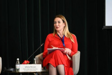 &lt;p&gt;Jelena Perović na konferenciji u Tirani&lt;/p&gt;